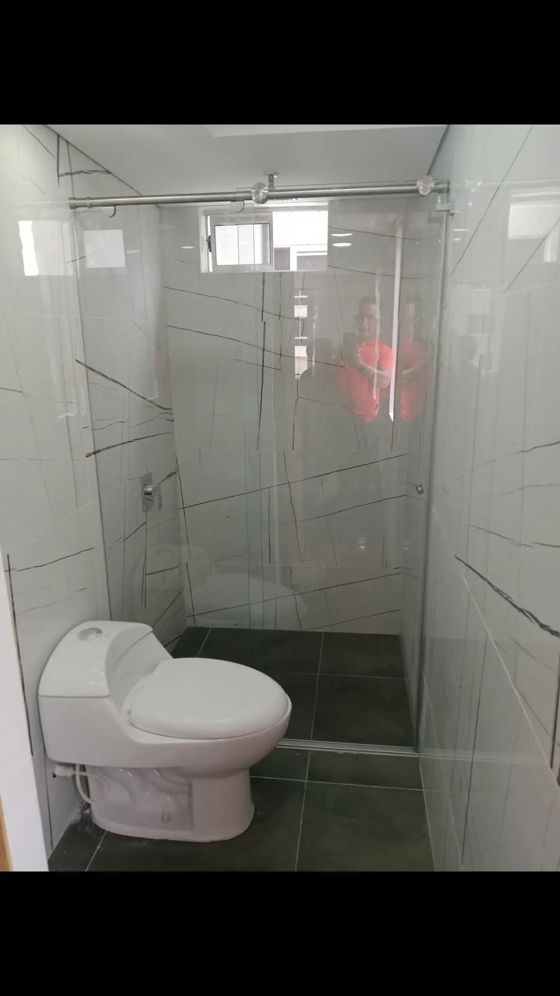 División de baño en vidrio templado con sistema corredizo
