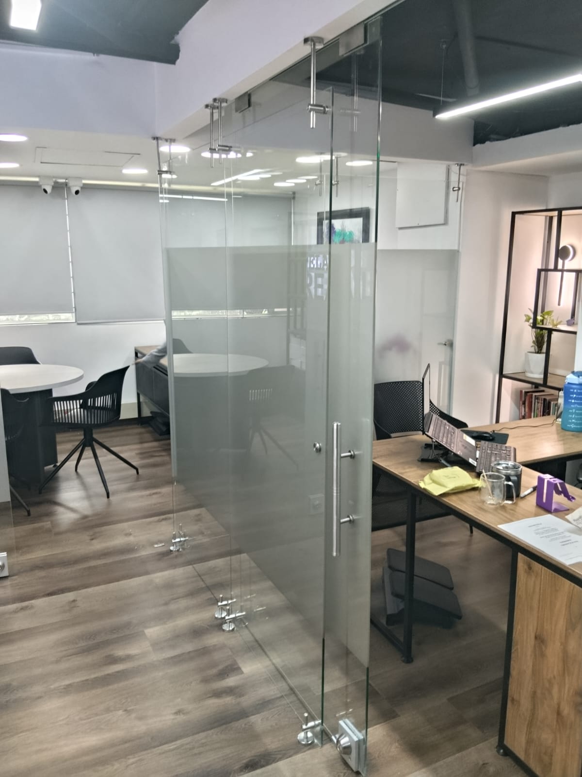 División de oficina en vidrio templado