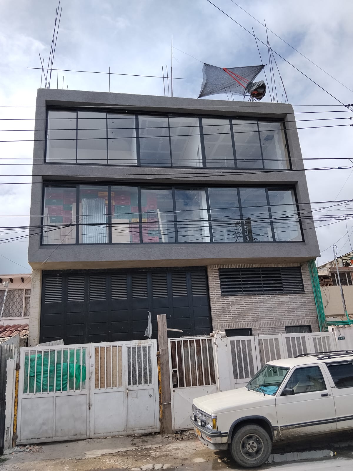 Ventanales en aluminio negro para edificio de tres pisos