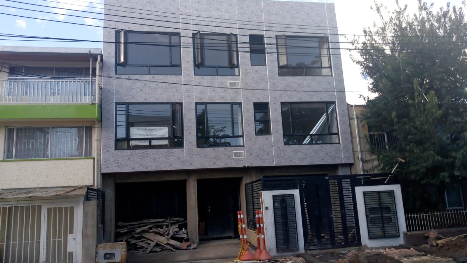 Ventanería completa en fachada de edificio
