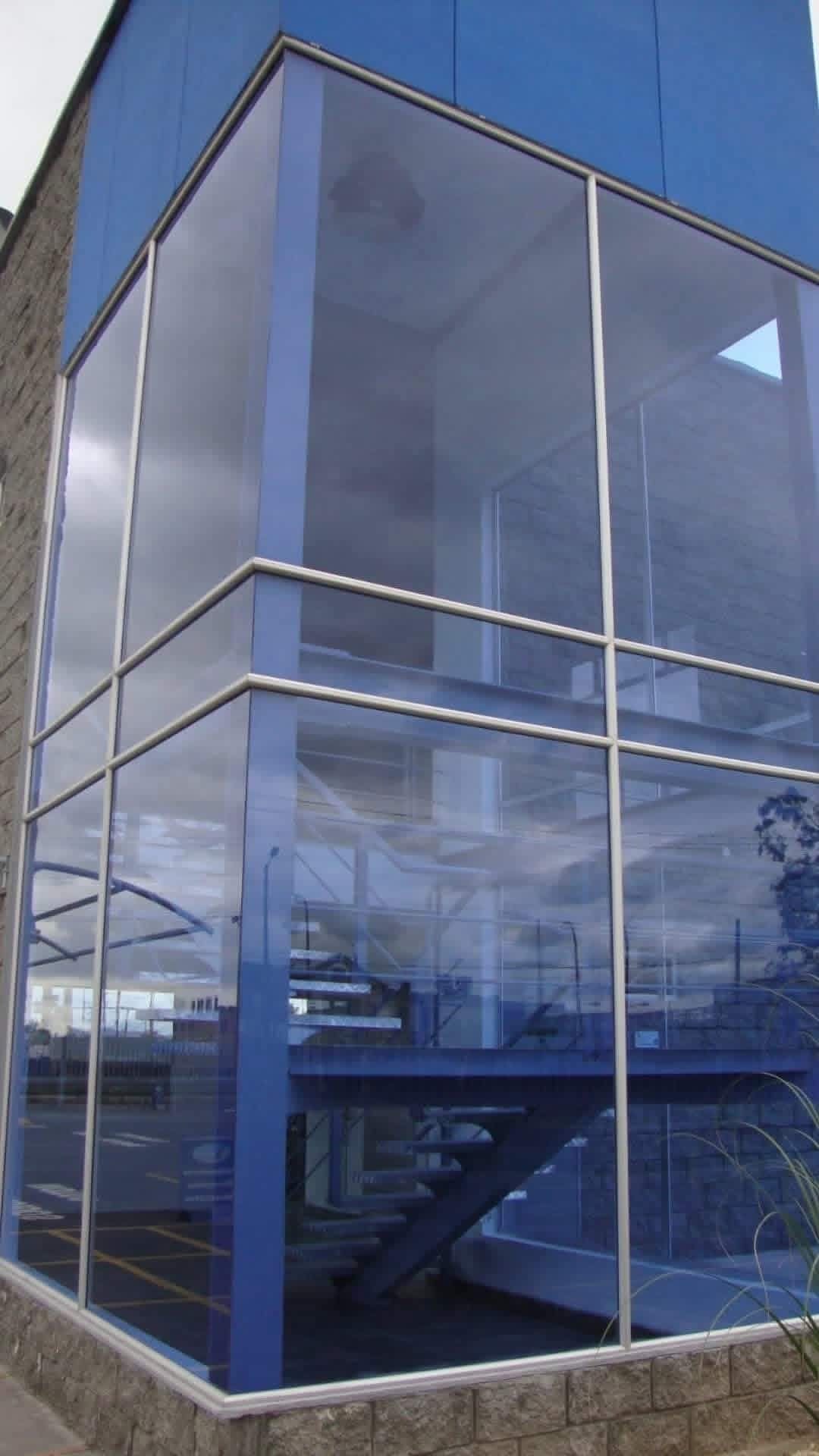 Fachada flotante en vidrio y aluminio instalada por Diseño y Aluminio AV en Bogotá