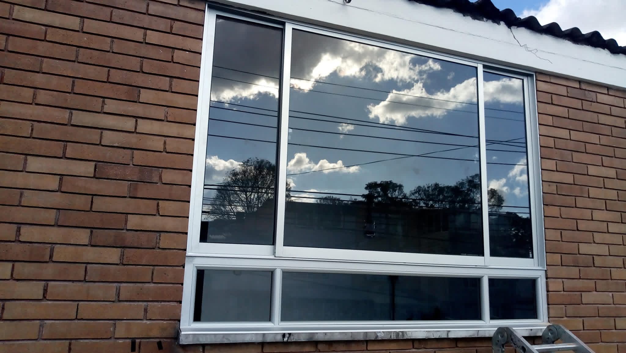 Ventana corrediza en aluminio con vidrio de seguridad